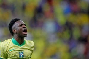 Vini Jr. comemorando gol pela seleção